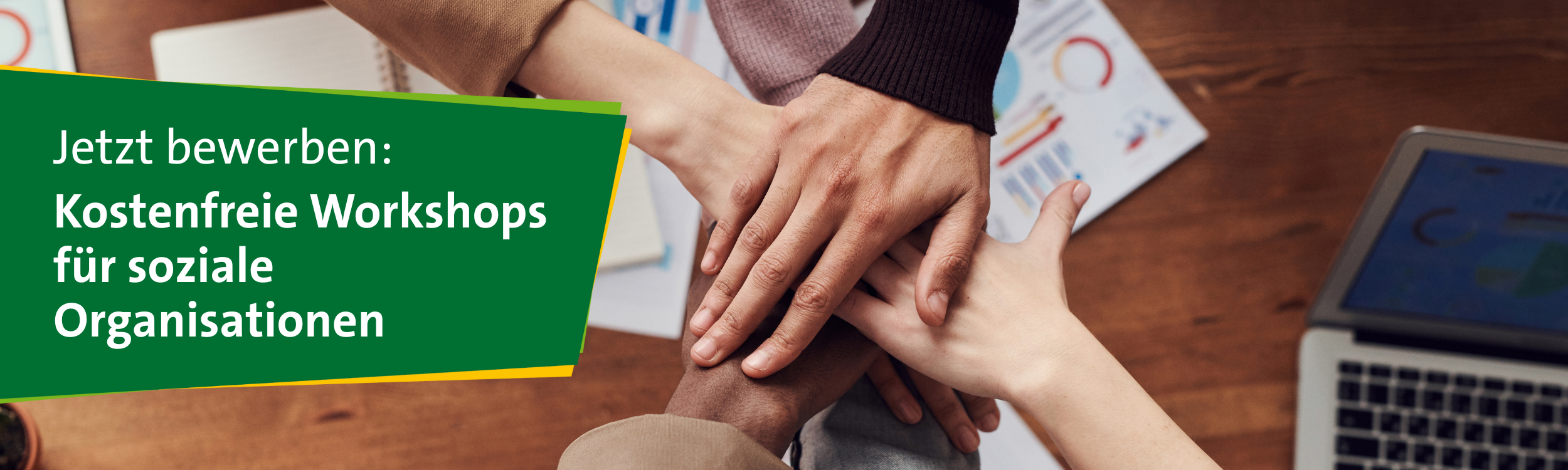 Im Hintergrund ein Foto von Menschen, die über einem Schreibtisch ihre Hände zusammenlegen. Links grüner Textfächer mit der Aufschrift: 