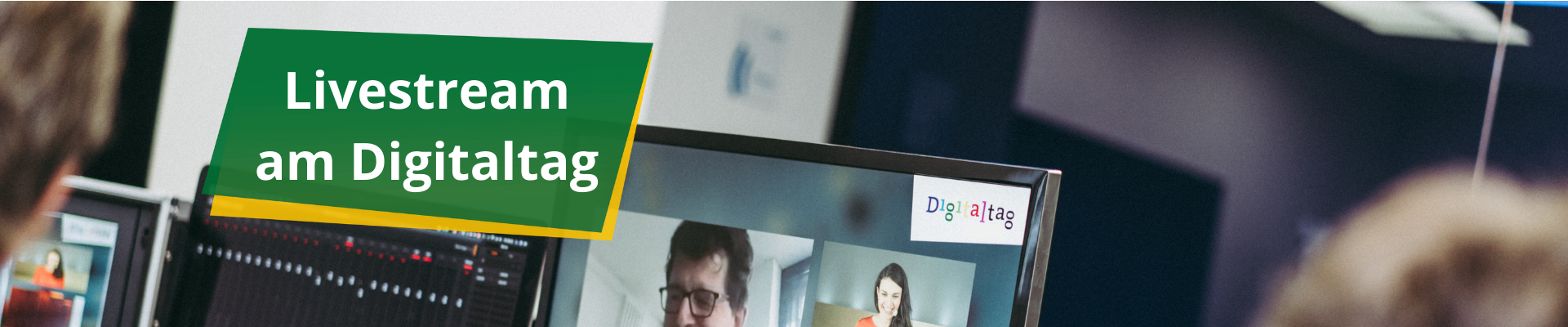 Dunkelgrün-gelber Fächer mit der Aufschrift LIvestream am Digitaltag, Livestream auf Computerbildschirm 