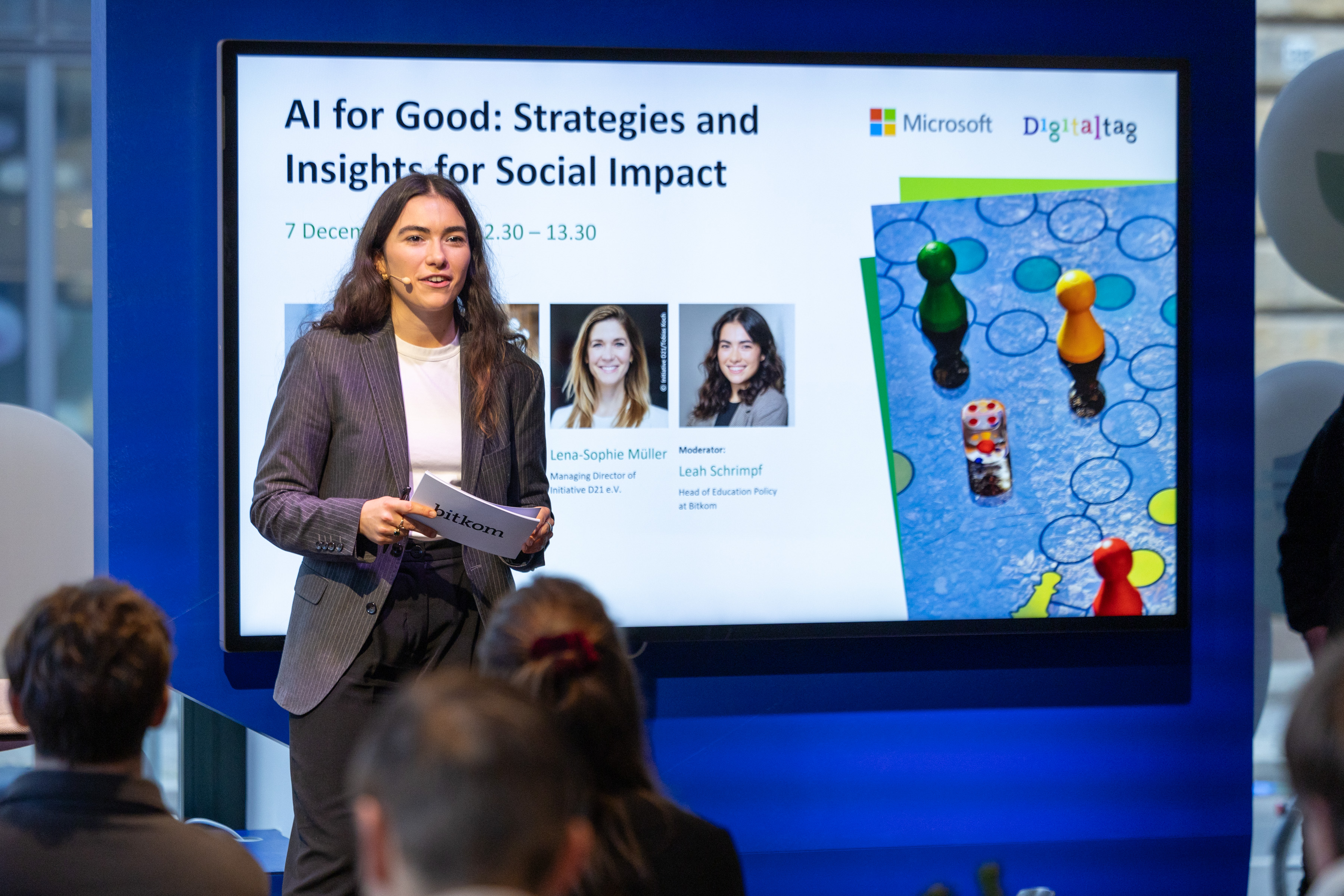 Eine Moderatorin begrüßt zur Veranstaltung